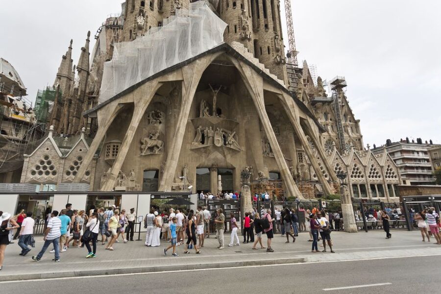 Barcelona: Sagrada Familia & Park Güell Guided Tour & Ticket - Who this tour suits best, and who should rethink