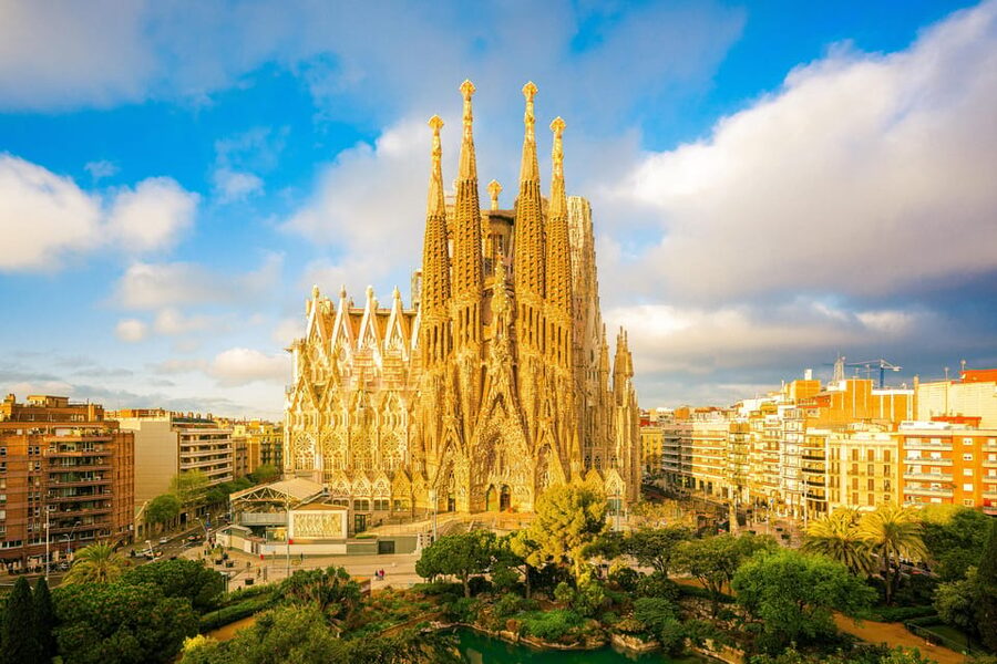 Barcelona: Sagrada Familia Priority Access Guided Tour - The 1.5-Hour Flow: Museum Sketches, Basilica Highlights, Free Time