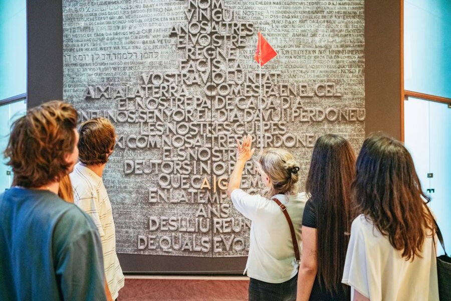 Barcelona: Sagrada Familia Skip-the-Line Entry Ticket & Tour - Entering the nave: colored light and the “woods” effect