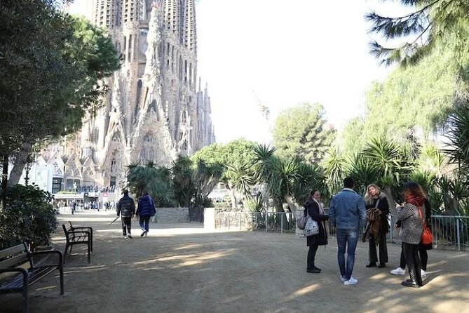 Barcelona: Sagrada Familia Skip The Line Insider Guided Tour - Inside the basilica: a guided 1.5 hours you can actually follow