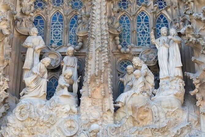 Barcelona: Sagrada Familia Skip The Line Insider Guided Tour - Photo-friendly moments without turning it into a selfie sprint