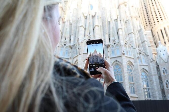 Barcelona: Sagrada Familia Skip The Line Insider Guided Tour - Meeting point and getting in fast (plus what the short walk means)