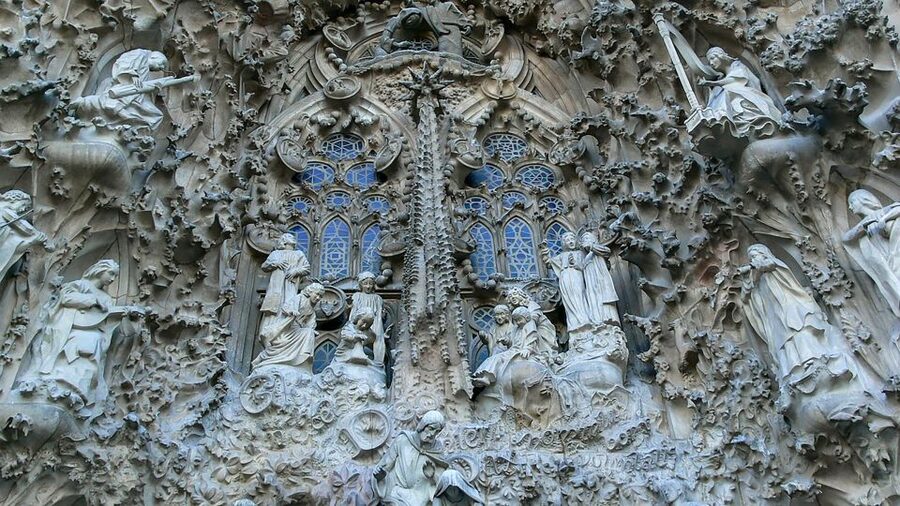 Barcelona: Sagrada Família Skip the Line Tour & Entry Ticket - The guide experience, and why group size helps