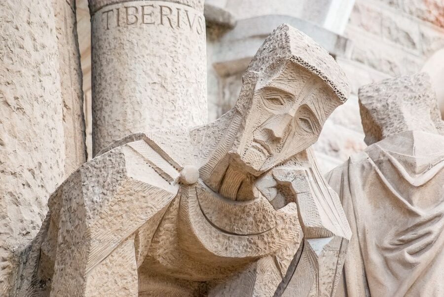 Barcelona: Sagrada Família Skip the Line Tour & Entry Ticket - Practical tips that prevent sore feet and wrong-clothes problems