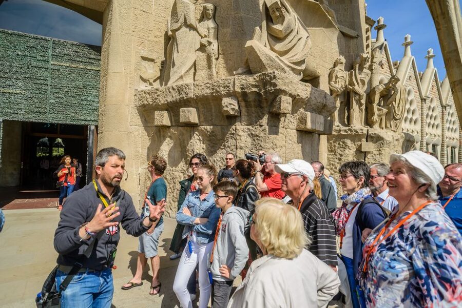 Barcelona: Sagrada Familia Tour & Optional Tower Visit - Dress code and what to leave out, so you do not lose time
