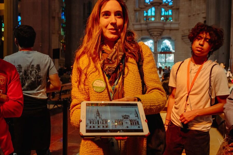 Barcelona: Sagrada Familia Tour w/Skip-the-Line Entry Ticket - Meeting Spots on Av. de Gaudí: Getting Started Without Stress