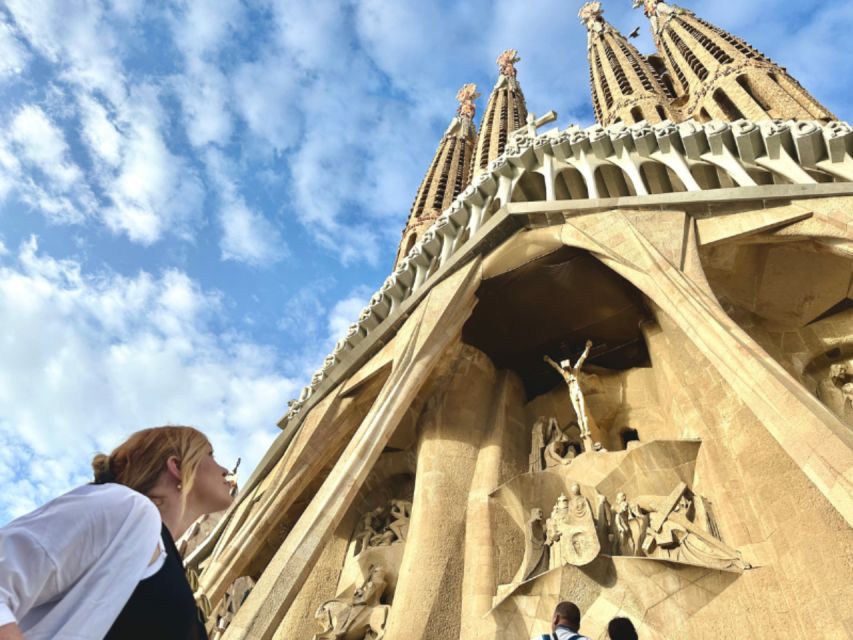 Barcelona: Sagrada Família Tour with Skip-the-Line Access - Who should book this tour, and who might prefer to go alone