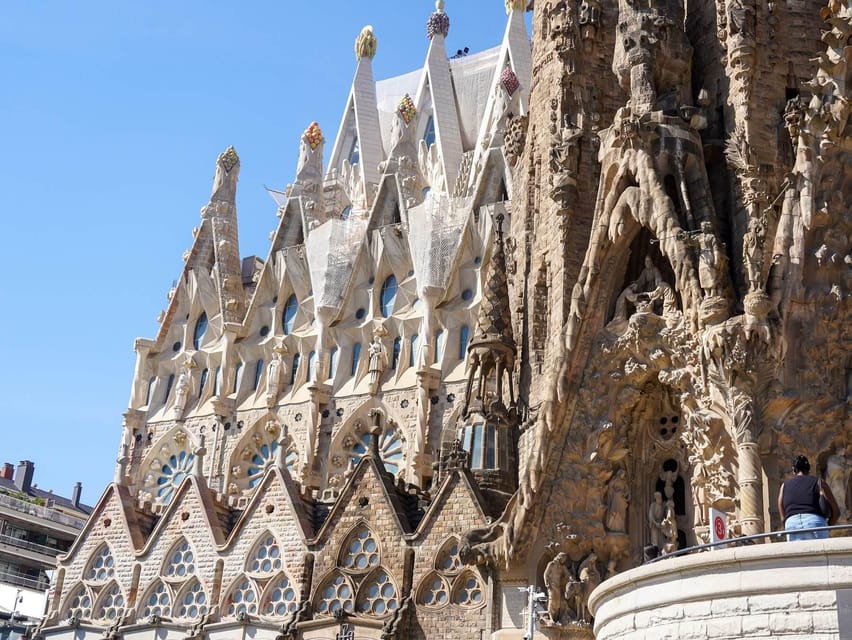 Barcelona: Sagrada Familia with Towers and Park Güell Tour - The short travel gap: why timing between sites is part of the experience