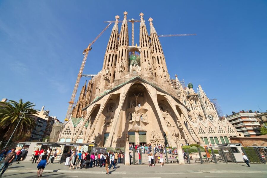 Barcelona: Sagrada Familia with Towers and Park Güell Tour - Tour pace, walking, and photo breaks that actually help