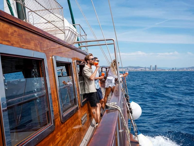 Barcelona Sailing Cruise - Photos, selfies with the lights, and the music mood onboard