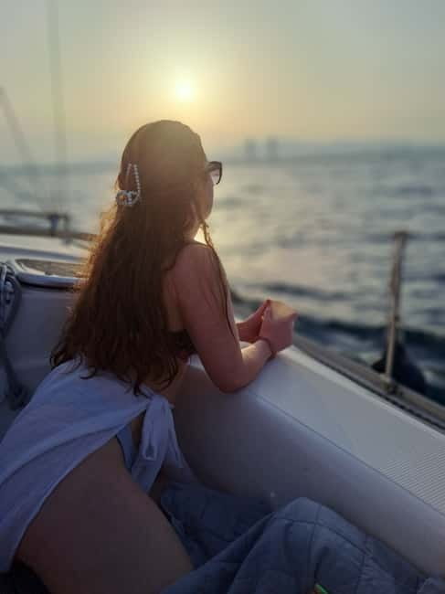Barcelona: Sailing Tour with Drinks and Snacks - Photo stop and city tips while the boat is still and the views are framed