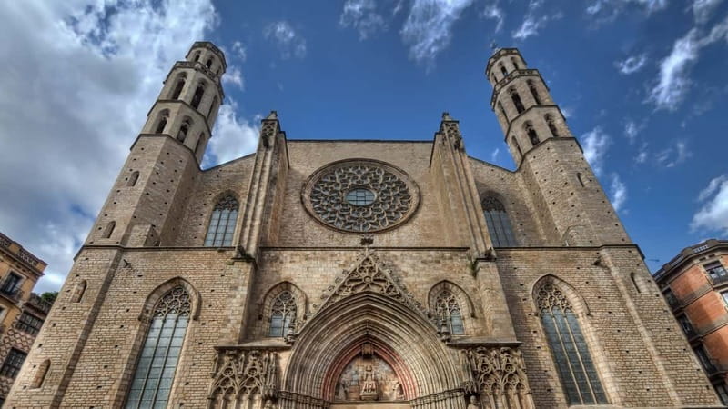 Barcelona: Santa Maria del Mar Tour & Terrace Access - Inside the basilica in Catalan Gothic, columns and the crypt route