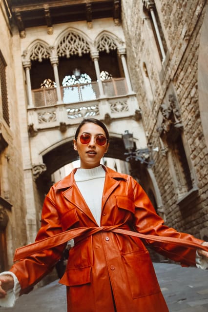 ✅ Barcelona: Sightseeing Professional Photoshoot Session - Why this Barcelona photo tour works so well in the Gothic Quarter