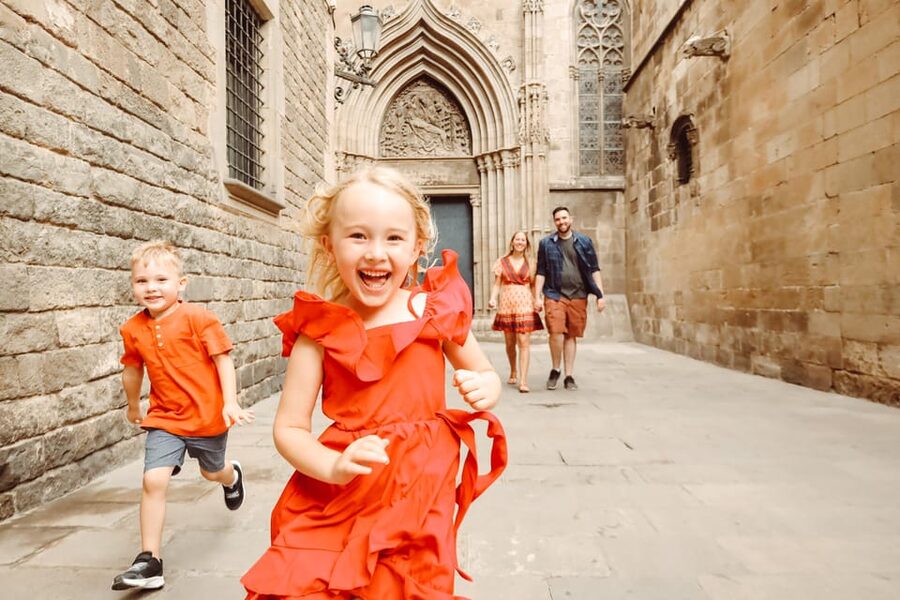 ✅ Barcelona: Sightseeing Professional Photoshoot Session - Gothic Quarter and El Born, old streets and the art of working around crowds