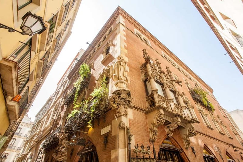 Barcelona: Small Group Picasso Tour with Picasso Museum - Walking tour realism: group size, comfort, and what to bring