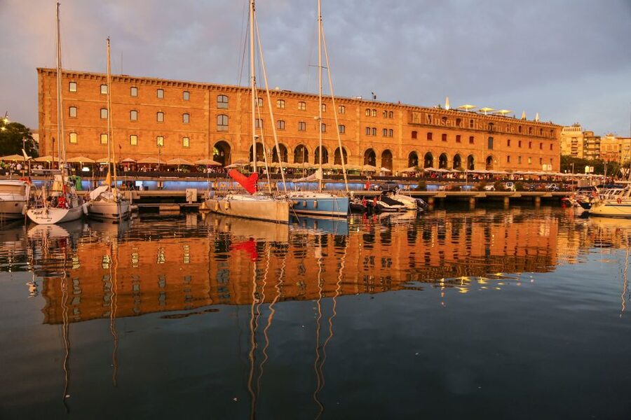 Barcelona: Unique Sunset Sailing Tour with Tapas & Open Bar - Drinks and snacks: how to plan your evening around it