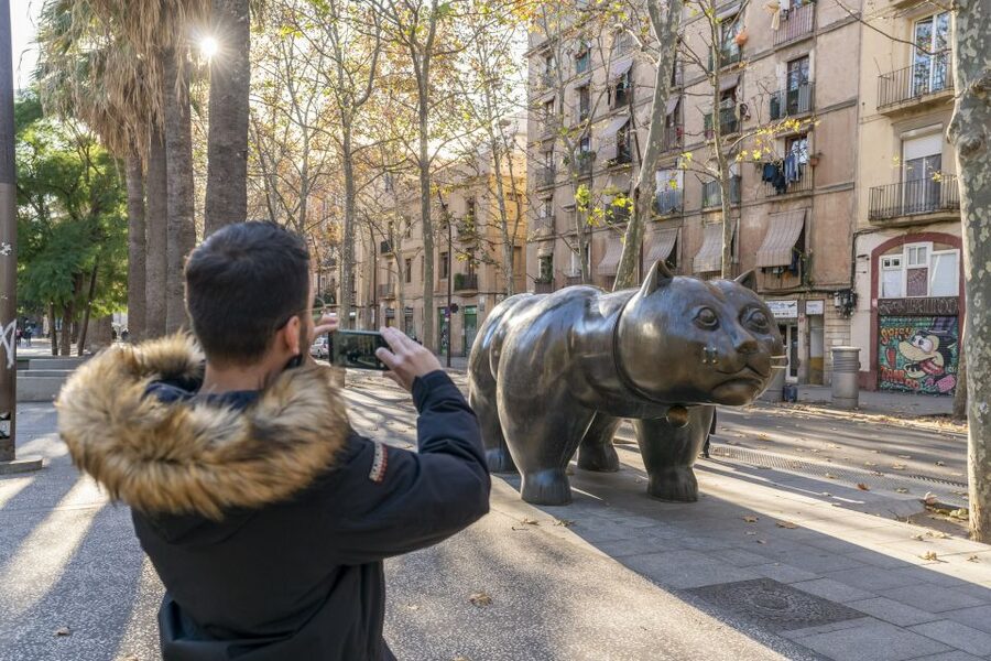 Barcelona: Walking tour with Montjuic Castle & Cable Car - Getting up Montjuïc: funicular first, then the cable car ride