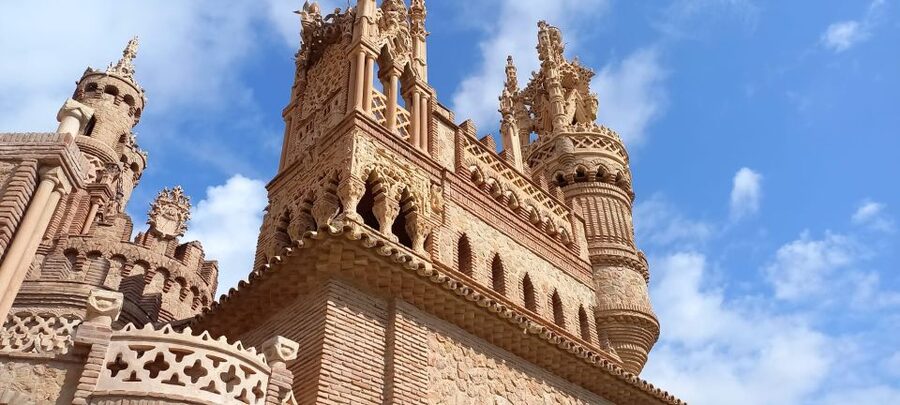 Benalmadena: Colomares Castle Tour with Entry Ticket - Meet Your Guide at the Colomares Entrance, Then Step Into the Story
