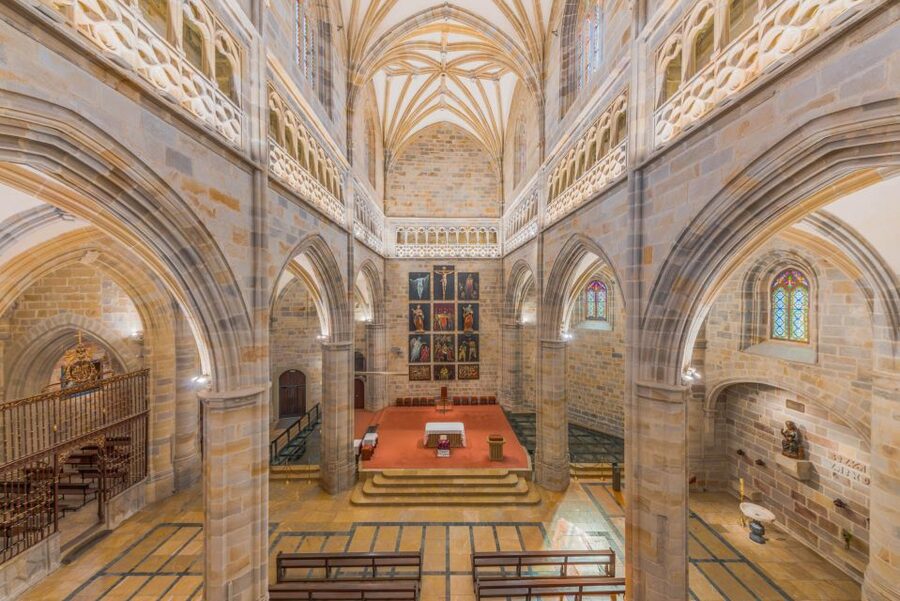 Bilbao: Bilbao Cathedral and San Anton Church Entry Ticket - Santiago Cathedral (Bilbao Cathedral): the Gothic interior you can read