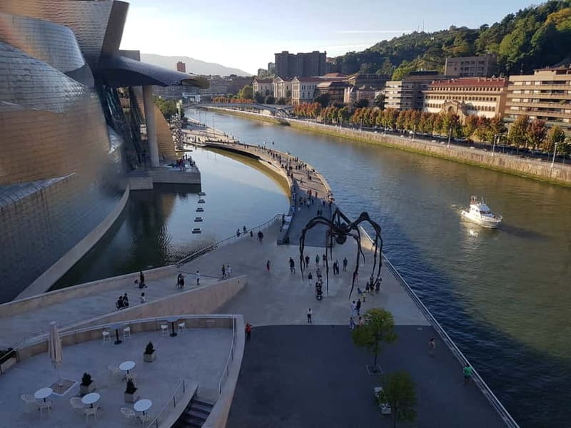 Bilbao: Guggenheim Bilbao museum in spanish Ticket included - A museum tour that starts with the building, not the paintings