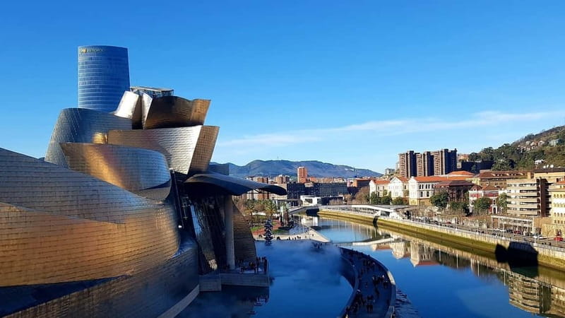 Bilbao: Guggenheim Bilbao museum in spanish Ticket included - The guided permanent hits: Mom by Louise Bourgeois and Puppy by Jeff Koons