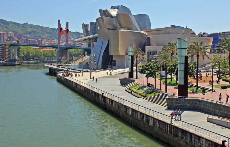 Bilbao: Guggenheim VIP Experience. Small Group. Expert Guide - How the 2-hour plan works, outside to inside