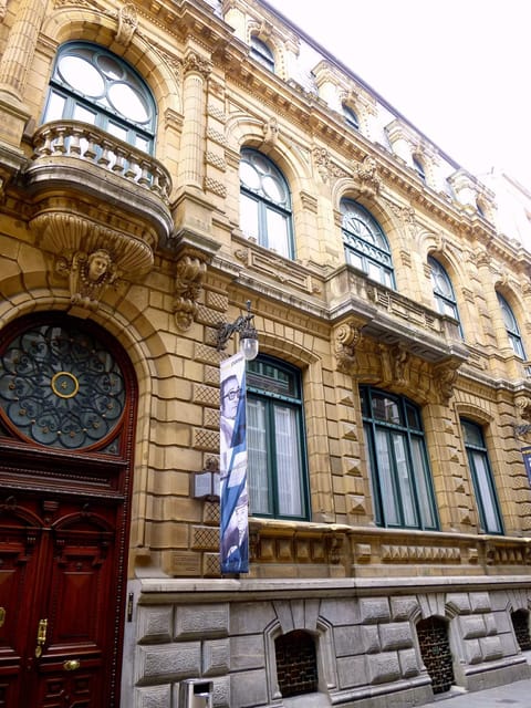 Bilbao old town walking tour - Pace, language, and how to make the most of your questions