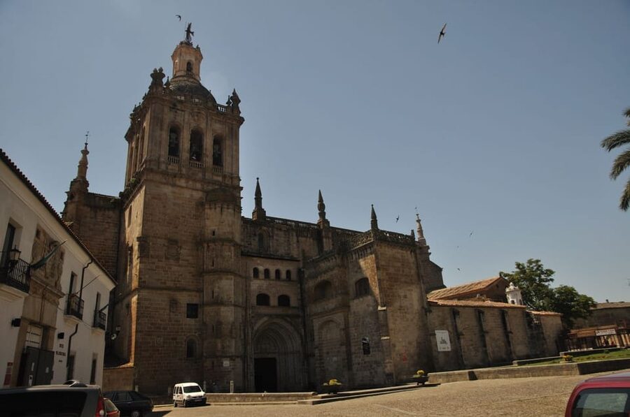 Cáceres: City Highlights Walking Tour with Local Guide - St George square, San Francisco Javier, and Mercedes Calles