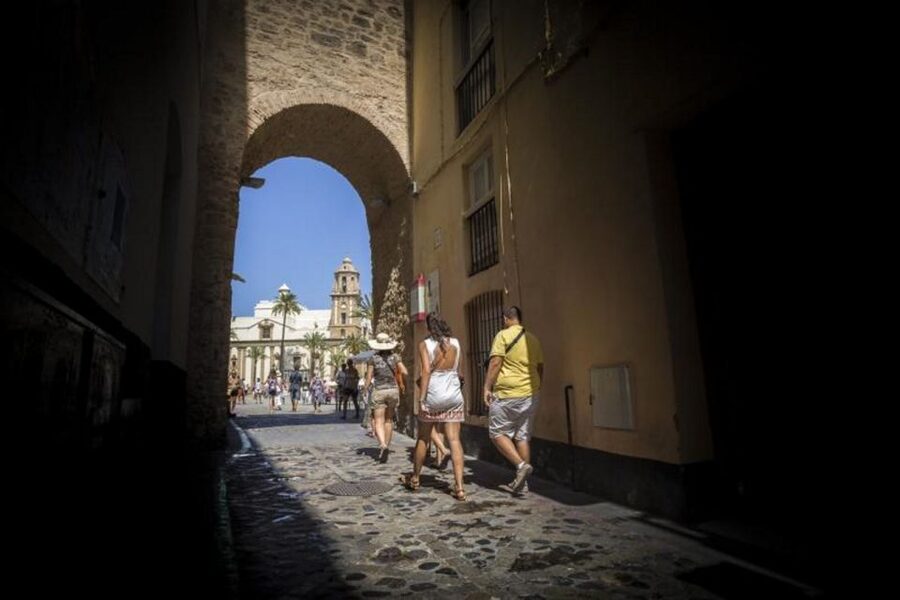 Cadiz: Guided City Tour - Cadiz in 90 minutes, how this walk helps you read the city