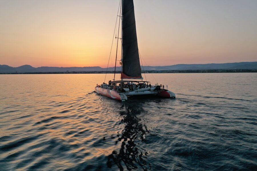 Cambrils: Sunset Catamaran Cruise & Drinks w/ Sunbed - Why a Cambrils Sunset Catamaran Feels Like a Mini Vacation