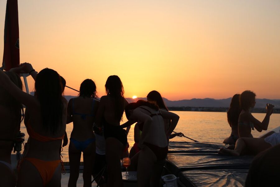 Cambrils: Sunset Catamaran Cruise & Drinks w/ Sunbed - Sunbed Comfort and the Best Places to Watch the Horizon