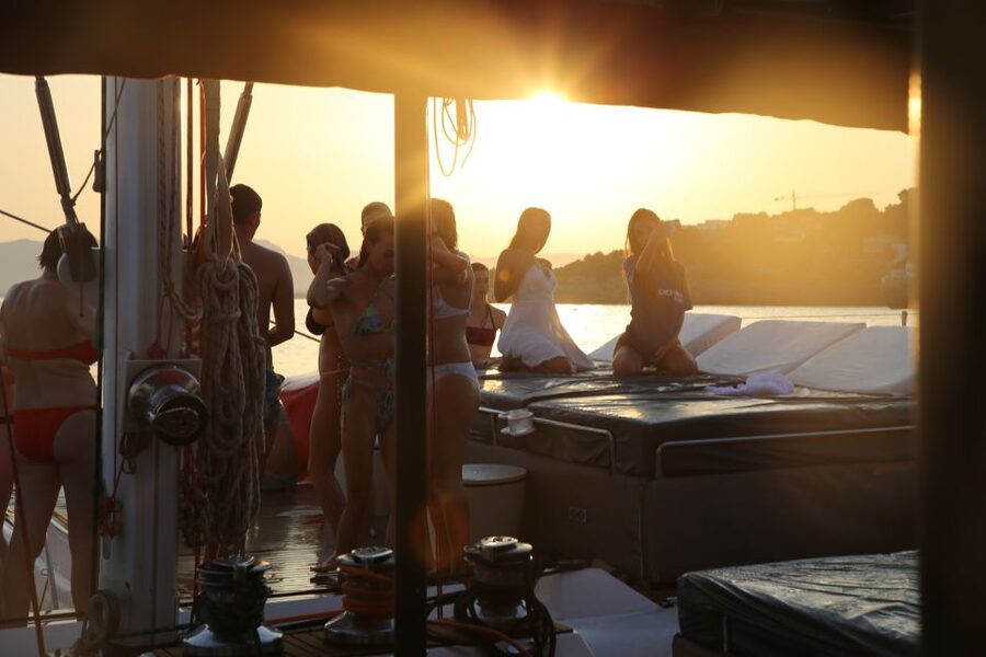Cambrils: Sunset Catamaran Cruise & Drinks w/ Sunbed - Boarding in Cambrils: Two Passeig Options and a Simple Plan