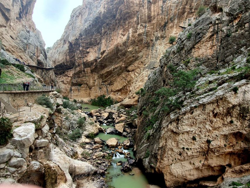 Caminito del Rey: Tour with Official Guide and Drink - Official first-aid guides and smart group control