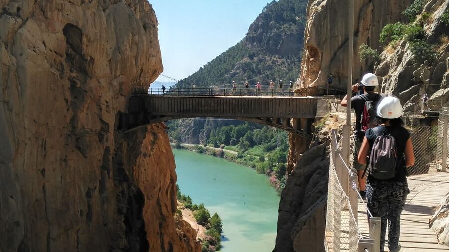 Caminito del Rey: Trekking Tour with Hiking Guide - Safety rules you must take seriously (shoes, gadgets, vertigo)