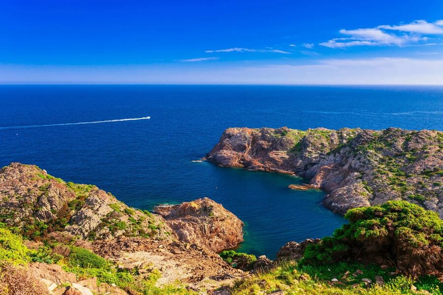 Cap Norfeu: Costa Brava Catamaran Trip with Underwater Views - Audio guide on your phone: using it well (and avoiding mismatch)