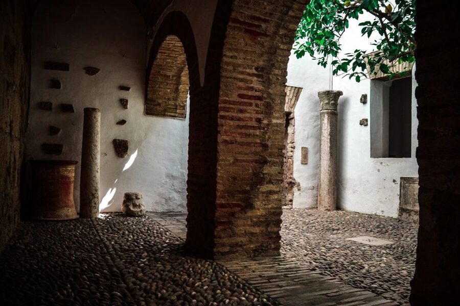 Cordoba: Alcázar de los Reyes Cristianos 1-Hour Guided Tour - Patio de las Mujeres: beauty with a heavier purpose