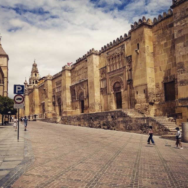 Córdoba Daily Highlights Bike Tour - Bikes, helmets, and how hard is the ride really