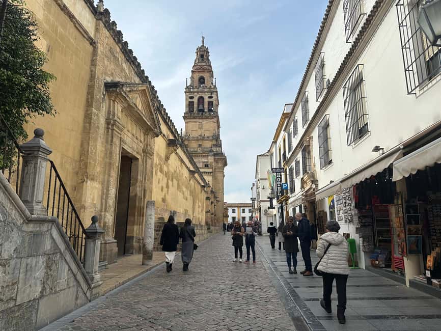 CÓRDOBA: Guided tour of the Mosque-Cathedral IN SPANISH WITH TICKETS - Inside the Umayyad mosque: columns, Qibla, and the Mihrab