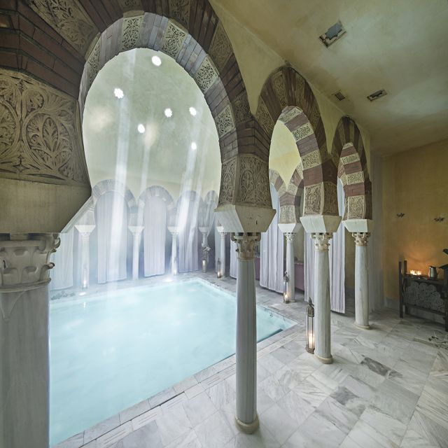 Córdoba: Hammam Al Ándalus Entry Ticket w/Optional Massage - The guide experience: what to watch for when staff help