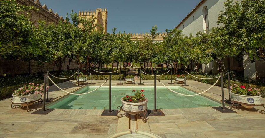 Córdoba: Mosque-Cathedral and Alcazar Tour - Inside the Mezquita Cathedral: How a Mosque Became a Cathedral