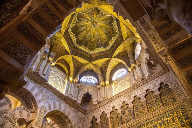 Córdoba: Mosque-Cathedral Guided Tour with Tickets Included - Umayyad Córdoba: horseshoe arches and double columns that actually teach