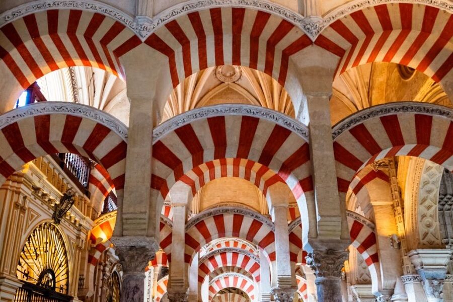 Córdoba: Mosque, Jewish Quarter and Alcázar 3-Hour Tour - Jewish Quarter landmarks: Maimonides and the limestone streets
