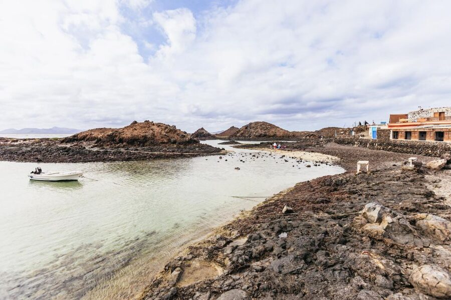 Corralejo: Lobos Island Catamaran Tour with Drinks & Snorkel - How lunch and drinks work on a 4-hour clock