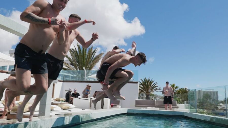 Costa Adeje: Tenerife Monkey Beach Club Utopia Pool Party - The live performance: saxophone, dancers, percussion, singers