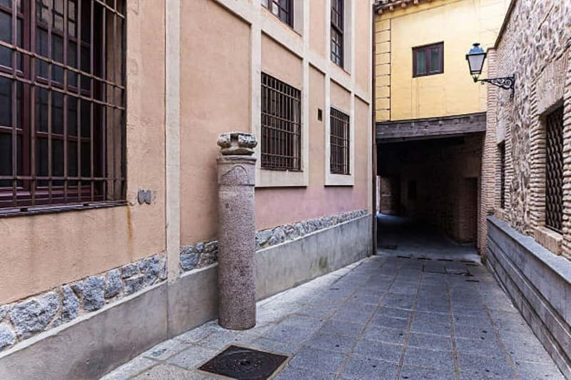 English Tour Toledo Complete with Patio-Palace House ⭐⭐⭐⭐⭐ - Swords, Toledan Steel, and the City’s Practical Pride