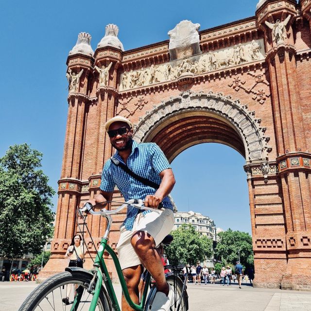 Explore Barcelona by Bike & Photo Shooting - Casa Batlló: bold color and a face-to-facade photo plan
