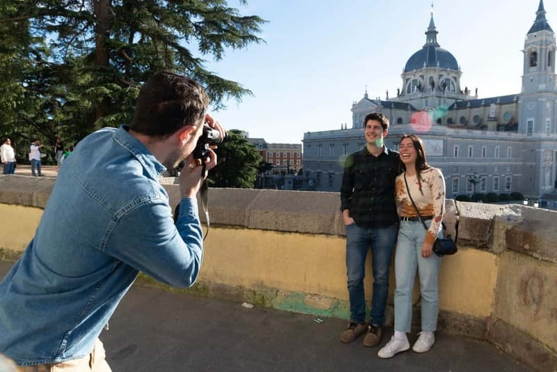 Explore Madrid by bike taking photos with Benja - Gran Vía to the Royal Palace, powered by a camera plan