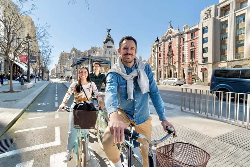 Explore Madrid by bike taking photos with Benja - Normal bike or e-bike: how to choose without overthinking it