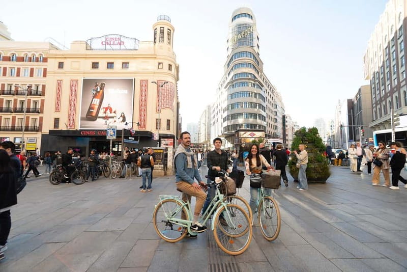 Explore Madrid by bike taking photos with Benja - Stop 3: Retiro Park, where the ride breathes