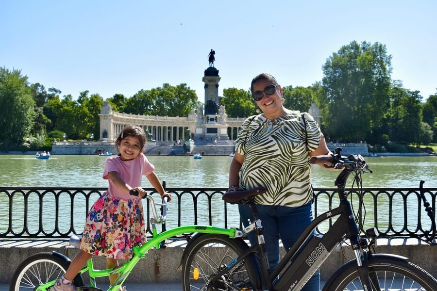 Explore Madrid by bike taking photos with Benja - Stop 4: Palacio de Cristal and a quieter kind of beauty